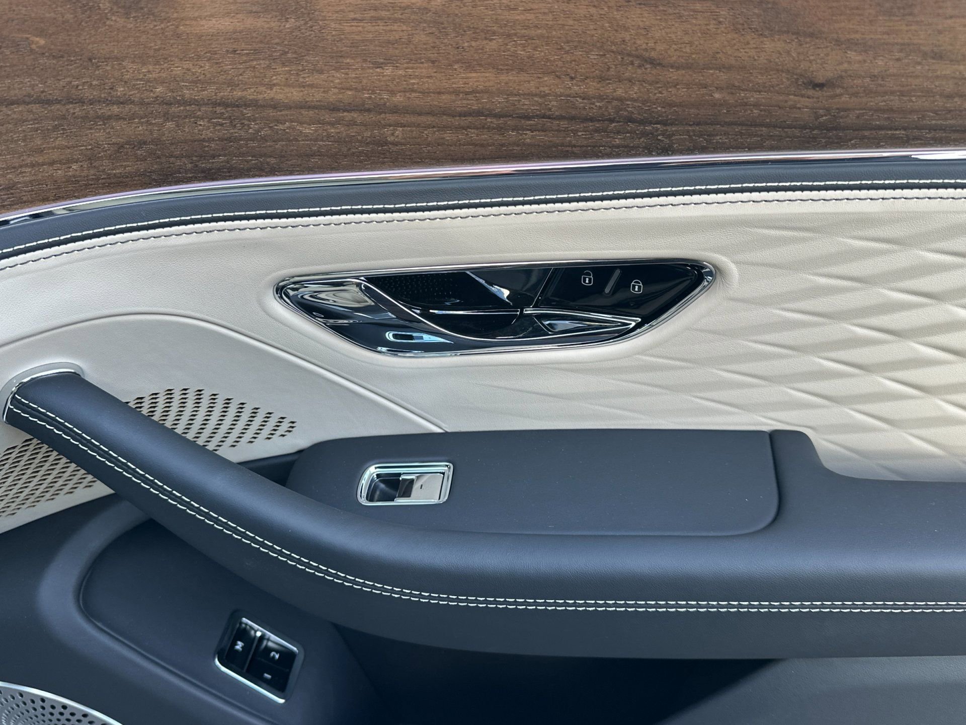 New 2026 Bentley Flying Spur Plug-In Hybrid AWD/4WD image 17