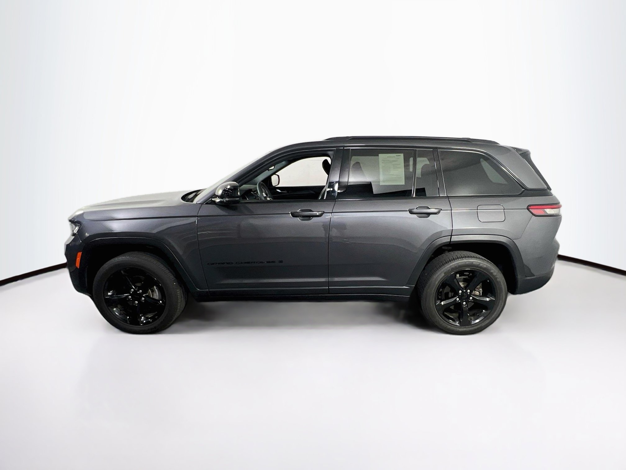 Used 2023 Jeep Grand Cherokee Altitude AWD/4WD image 8