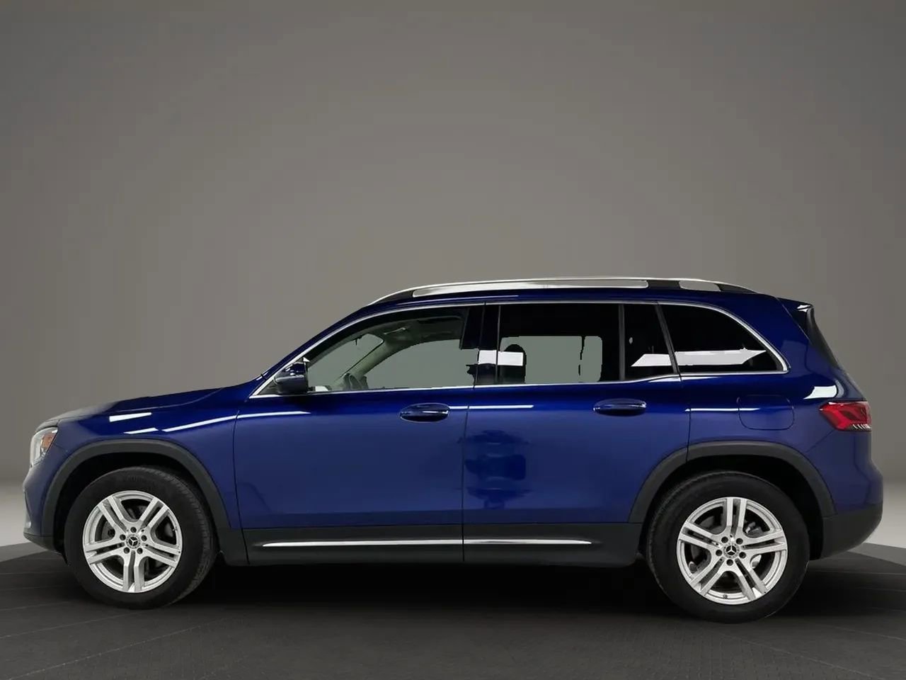 Used 2022 Mercedes-Benz GLB 250 4MATIC w/ Premium Package Lite image 2
