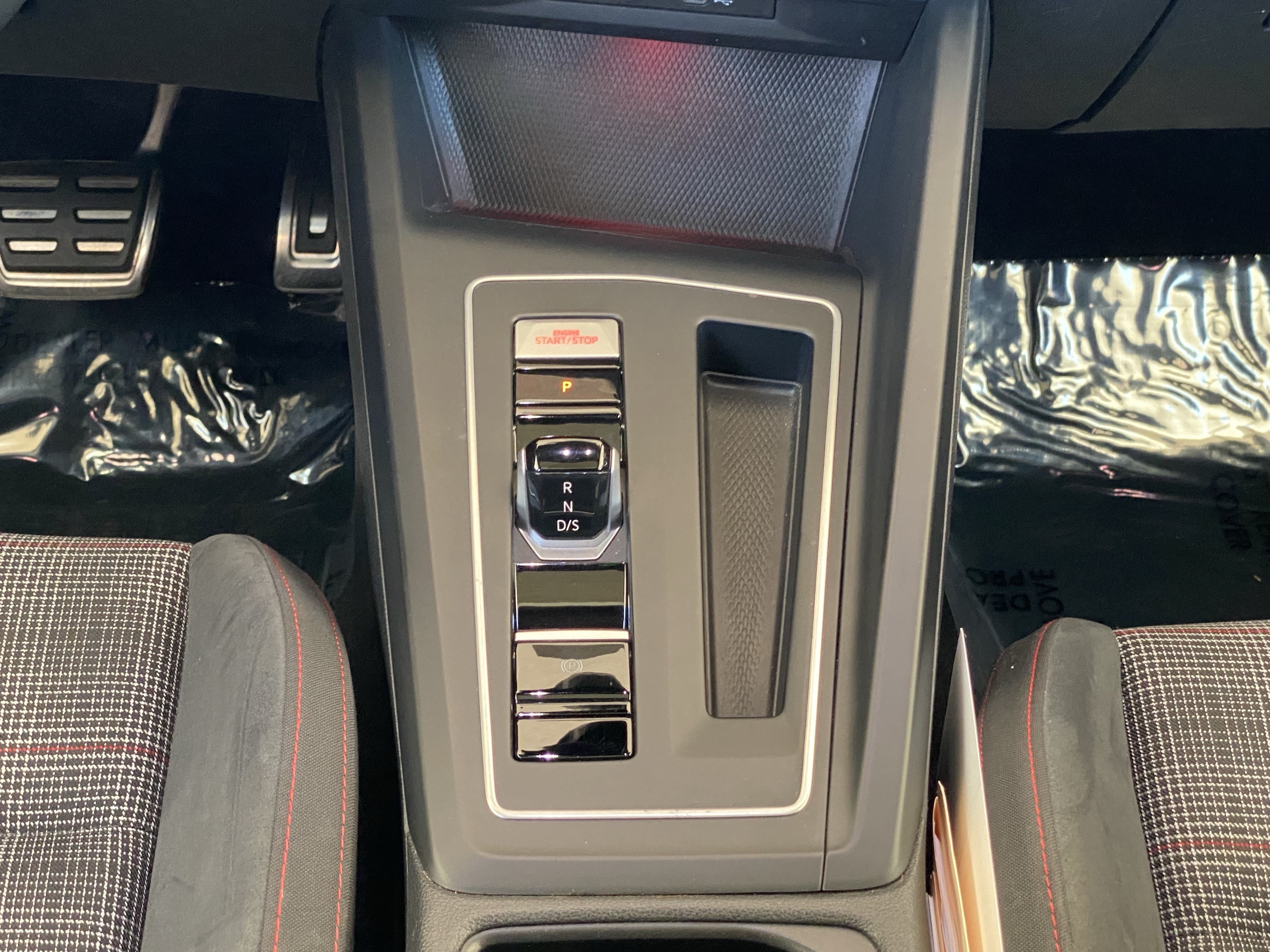 Certified 2022 Volkswagen GTI SE FWD image 8