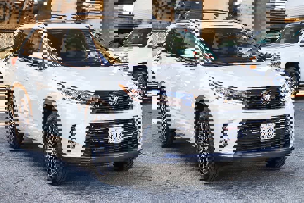 Used 2017 Toyota Highlander SE image 3