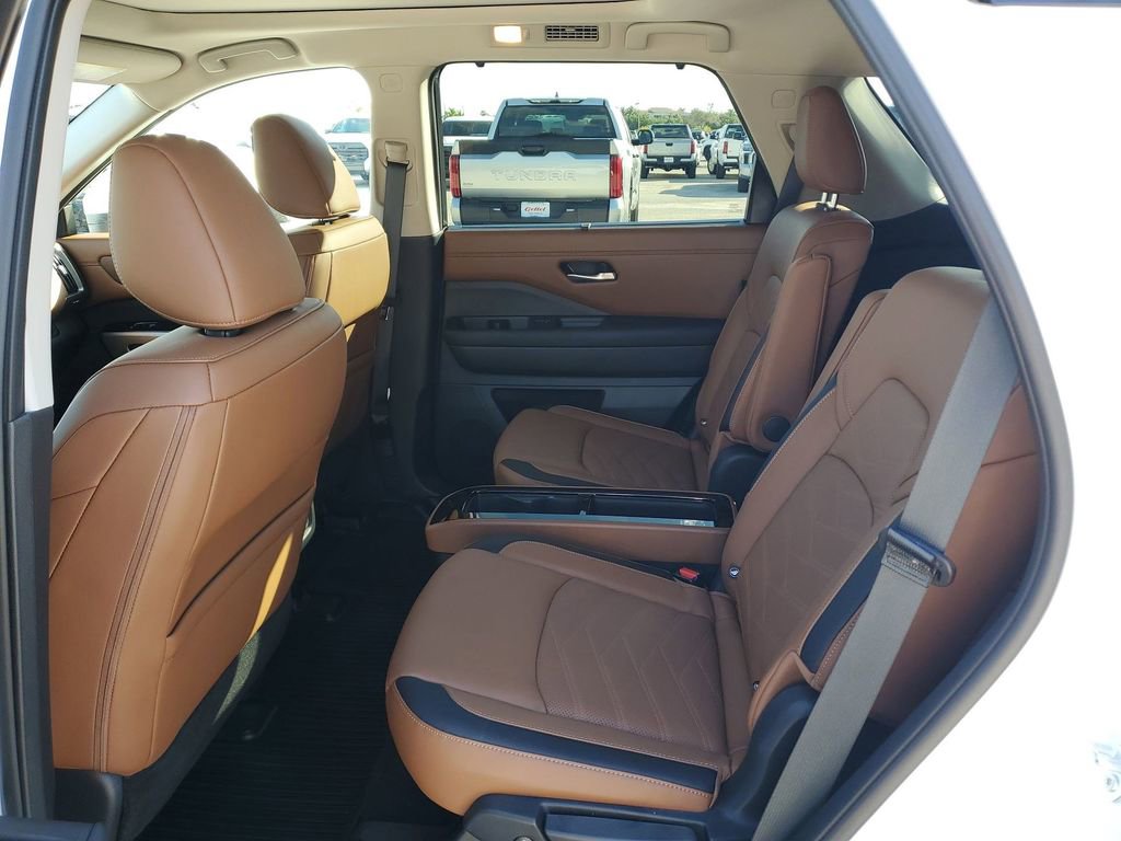Used 2025 Nissan Pathfinder Platinum image 23