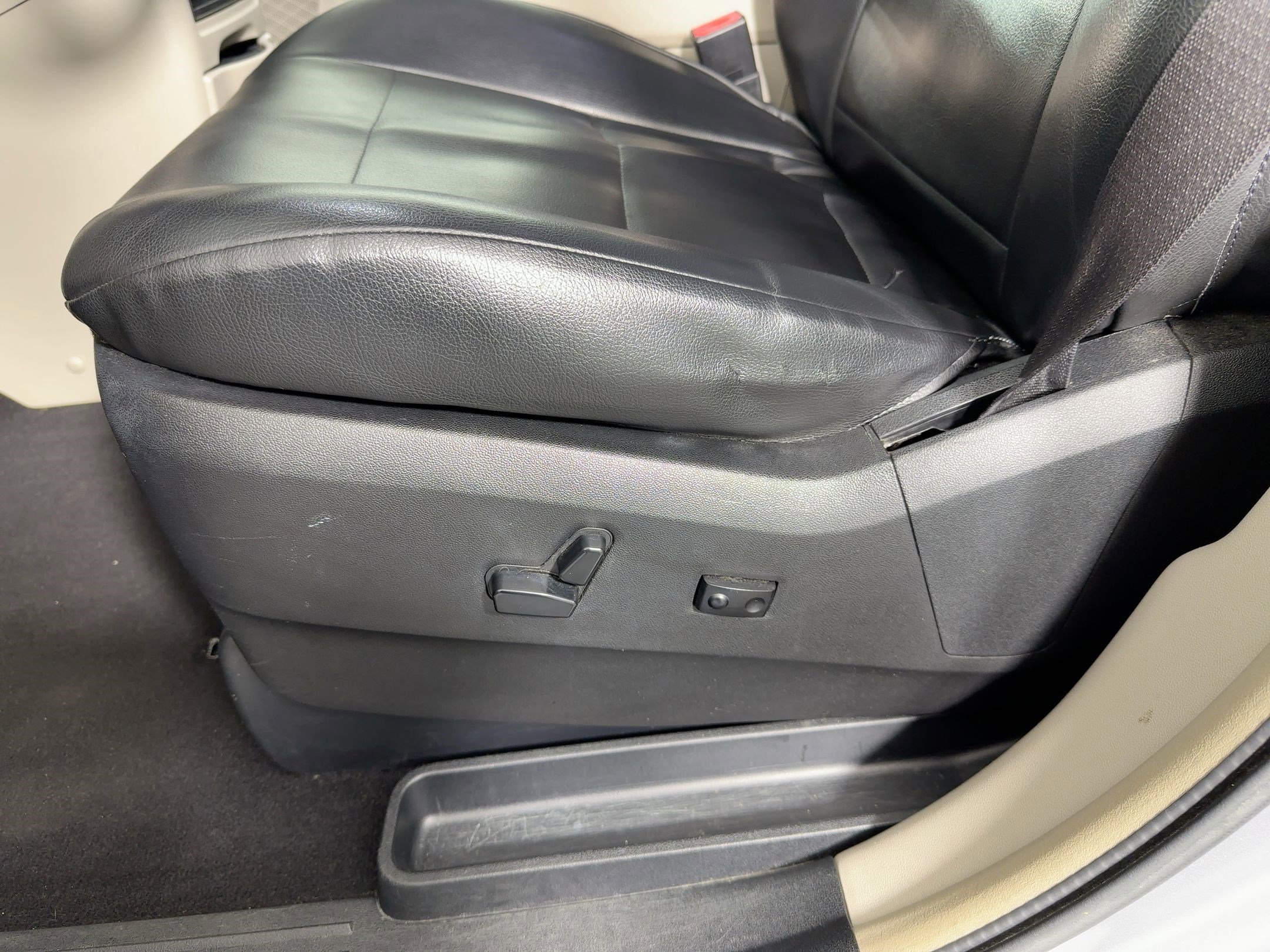 Used 2014 Chrysler Town & Country Touring image 12