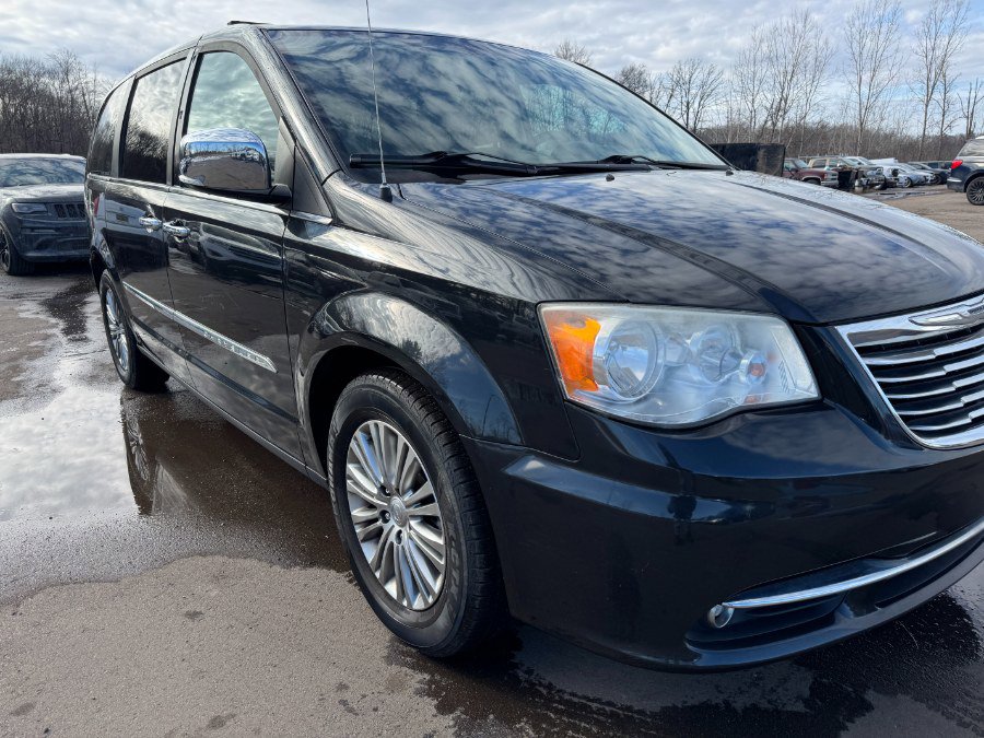Used 2014 Chrysler Town & Country Touring-L w/ Driver Convenience Group image 12