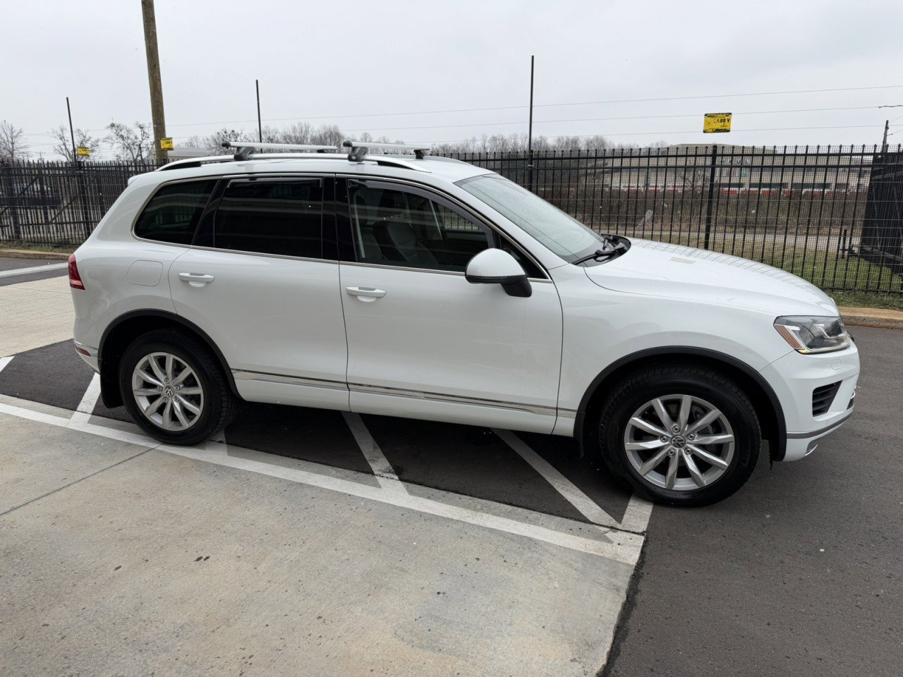 Used 2016 Volkswagen Touareg Lux image 7