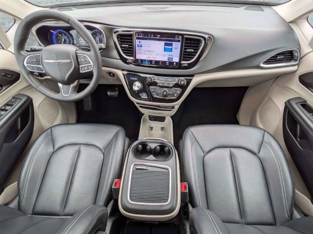 Used 2024 Chrysler Pacifica Touring-L FWD image 16