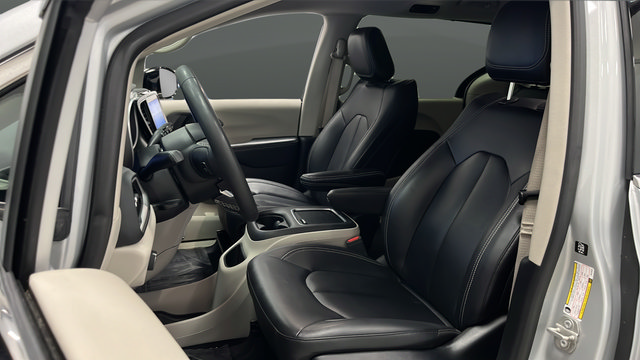 Used 2024 Chrysler Pacifica Touring-L FWD image 9