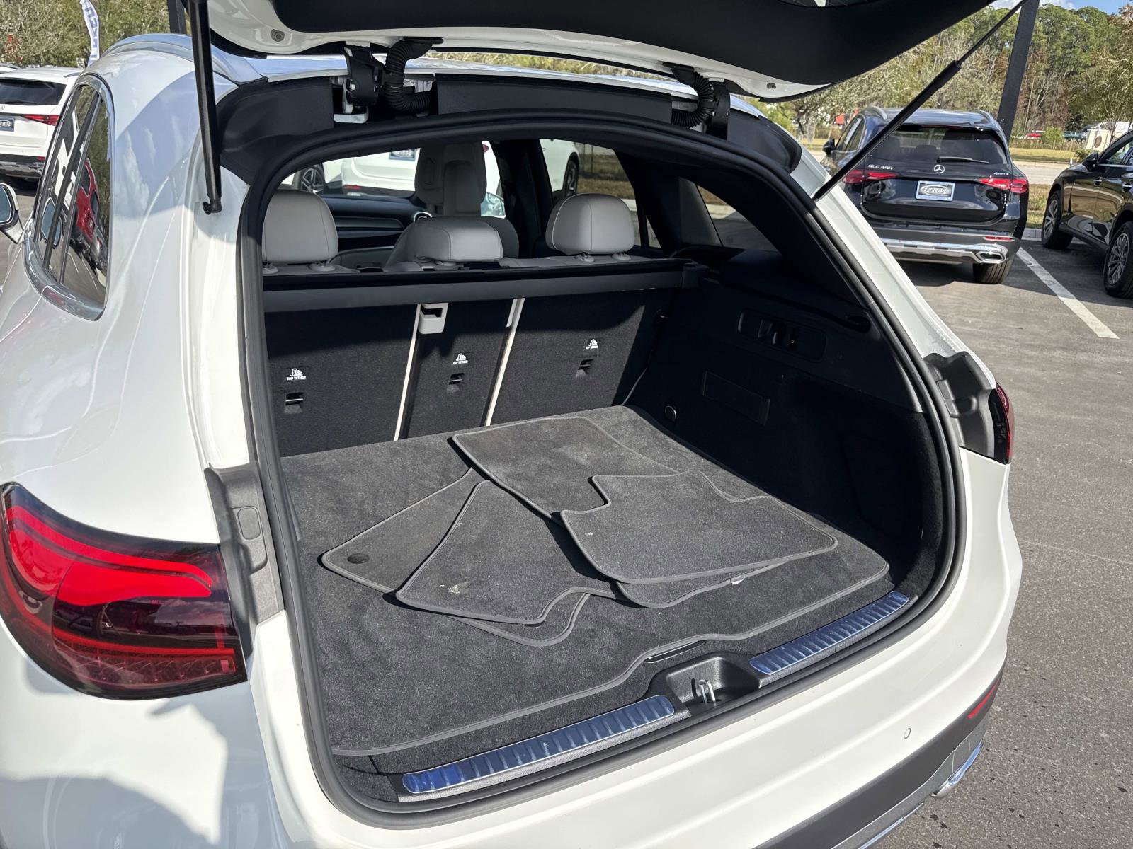 Used 2025 Mercedes-Benz GLC 300 image 12