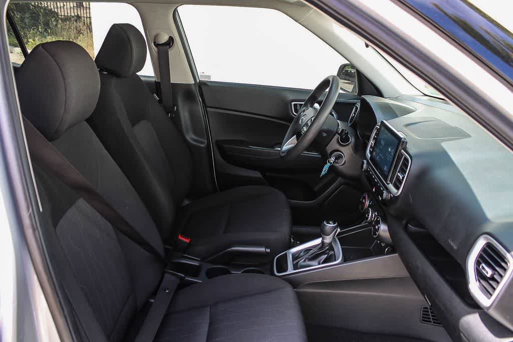 Used 2022 Hyundai Venue SE image 16