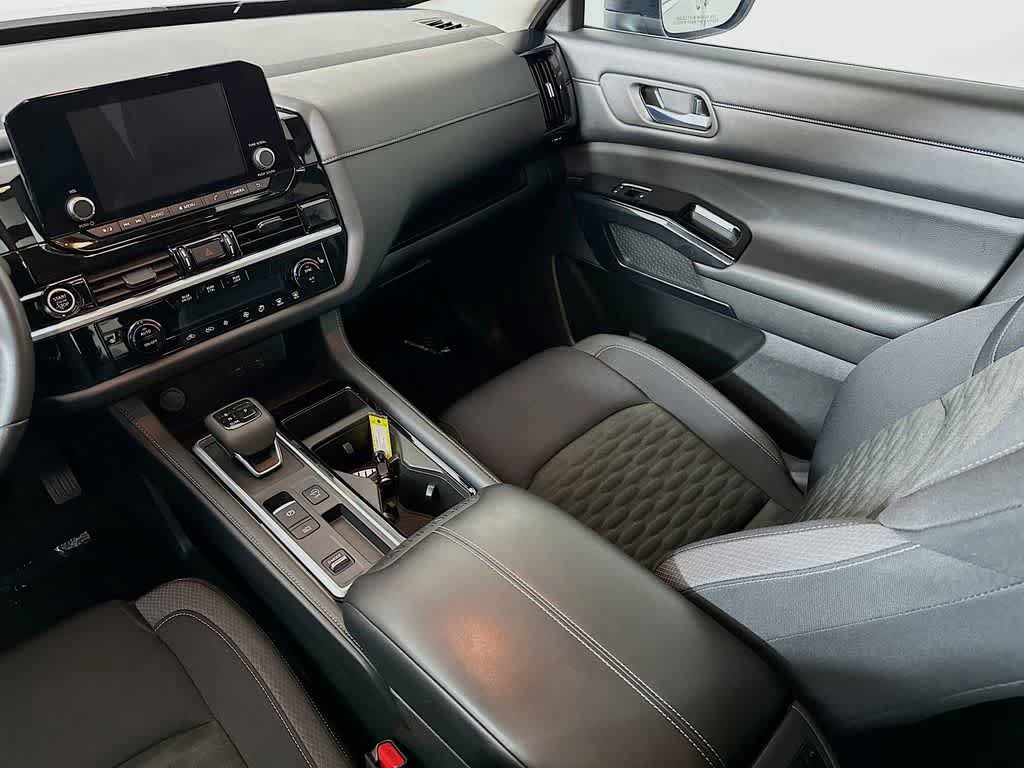 Used 2022 Nissan Pathfinder SV w/ SV Premium Package image 11