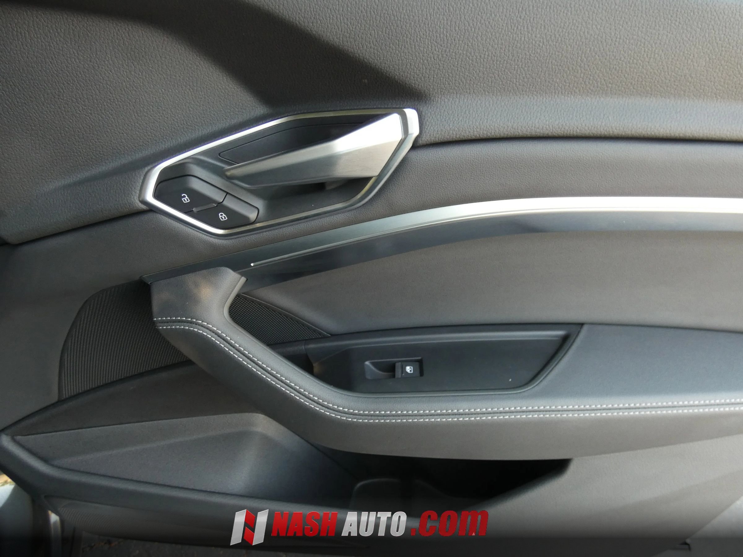 Used 2021 Audi e-tron Premium w/ Convenience Plus Package AWD/4WD image 33