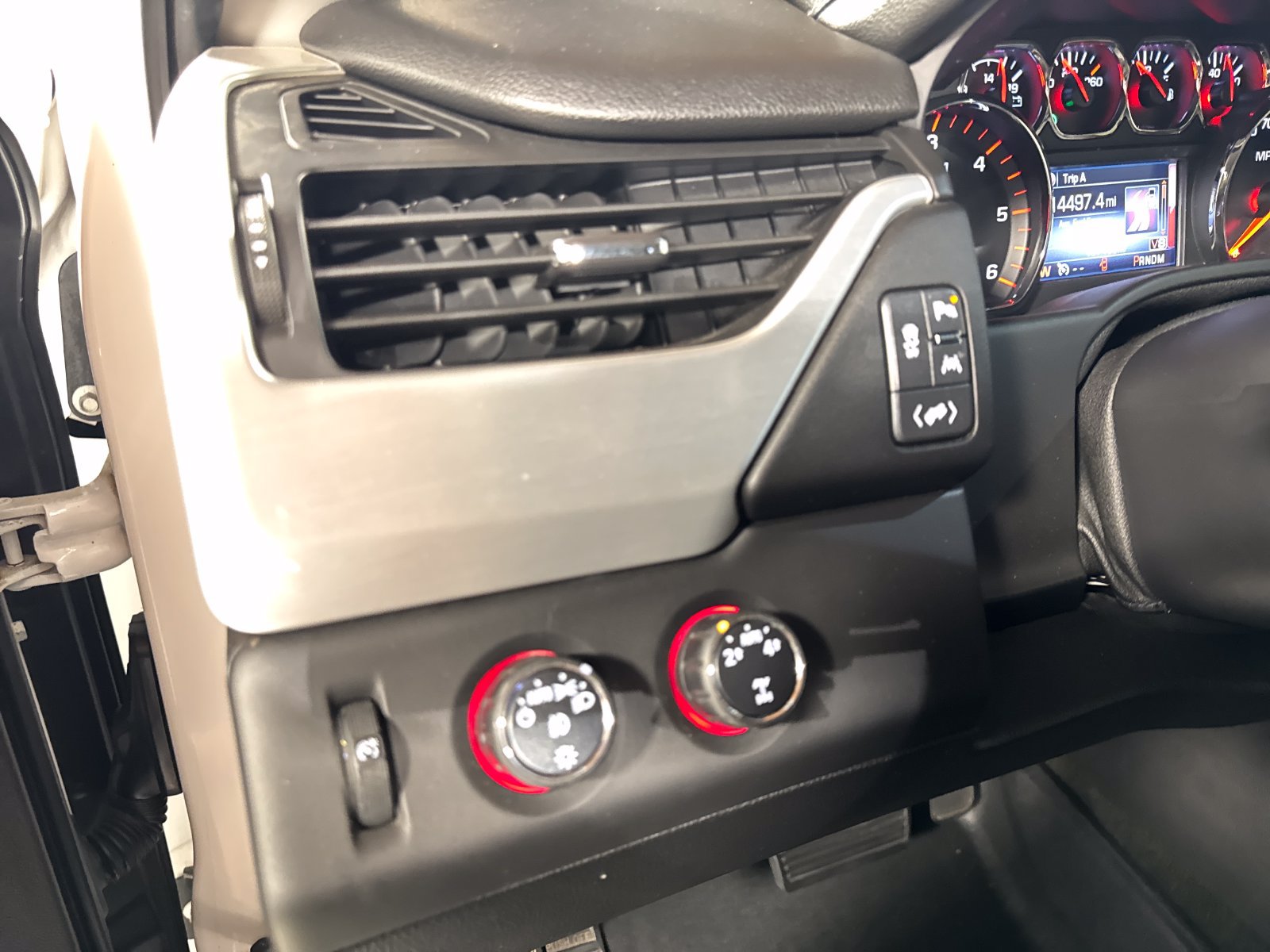 Used 2016 GMC Yukon SLT w/ Open Road Package AWD/4WD image 14