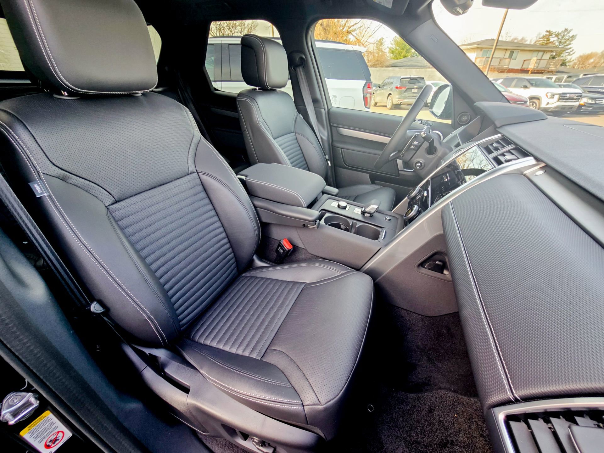 Used 2025 Land Rover Discovery Dynamic SE image 24