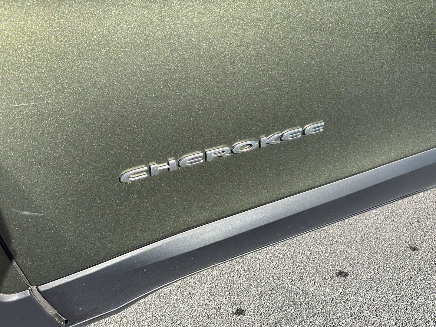 Used 2019 Jeep Cherokee Latitude Plus w/ Cold Weather Group AWD/4WD image 11
