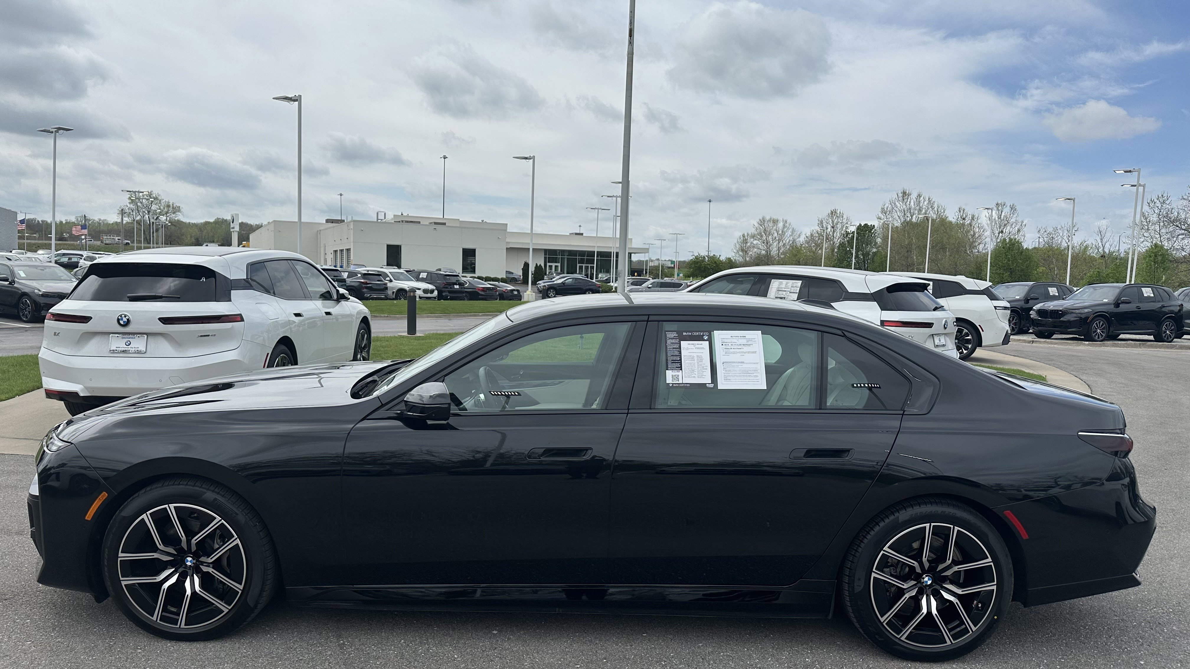 Certified 2025 BMW i7 xDrive60 w/ Premium Package AWD/4WD image 7