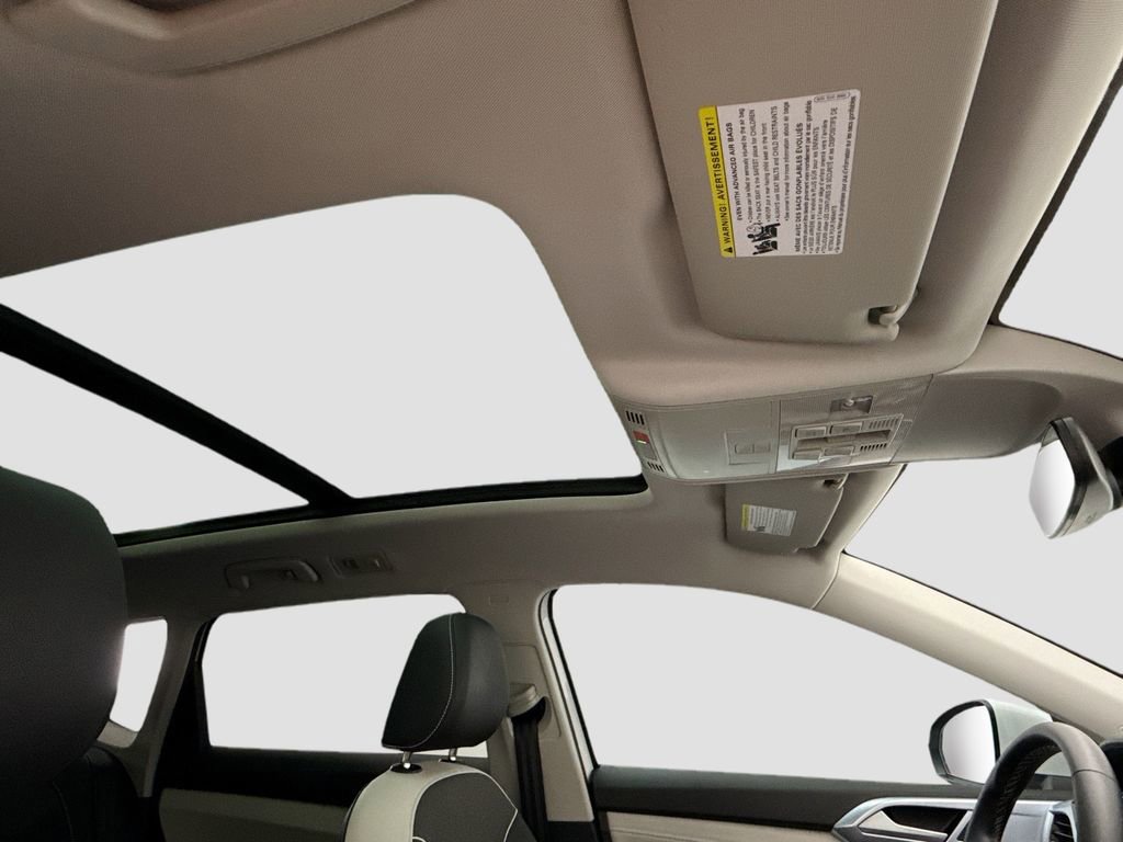 Used 2025 Volkswagen Taos SE w/ Panoramic Sunroof Package image 16