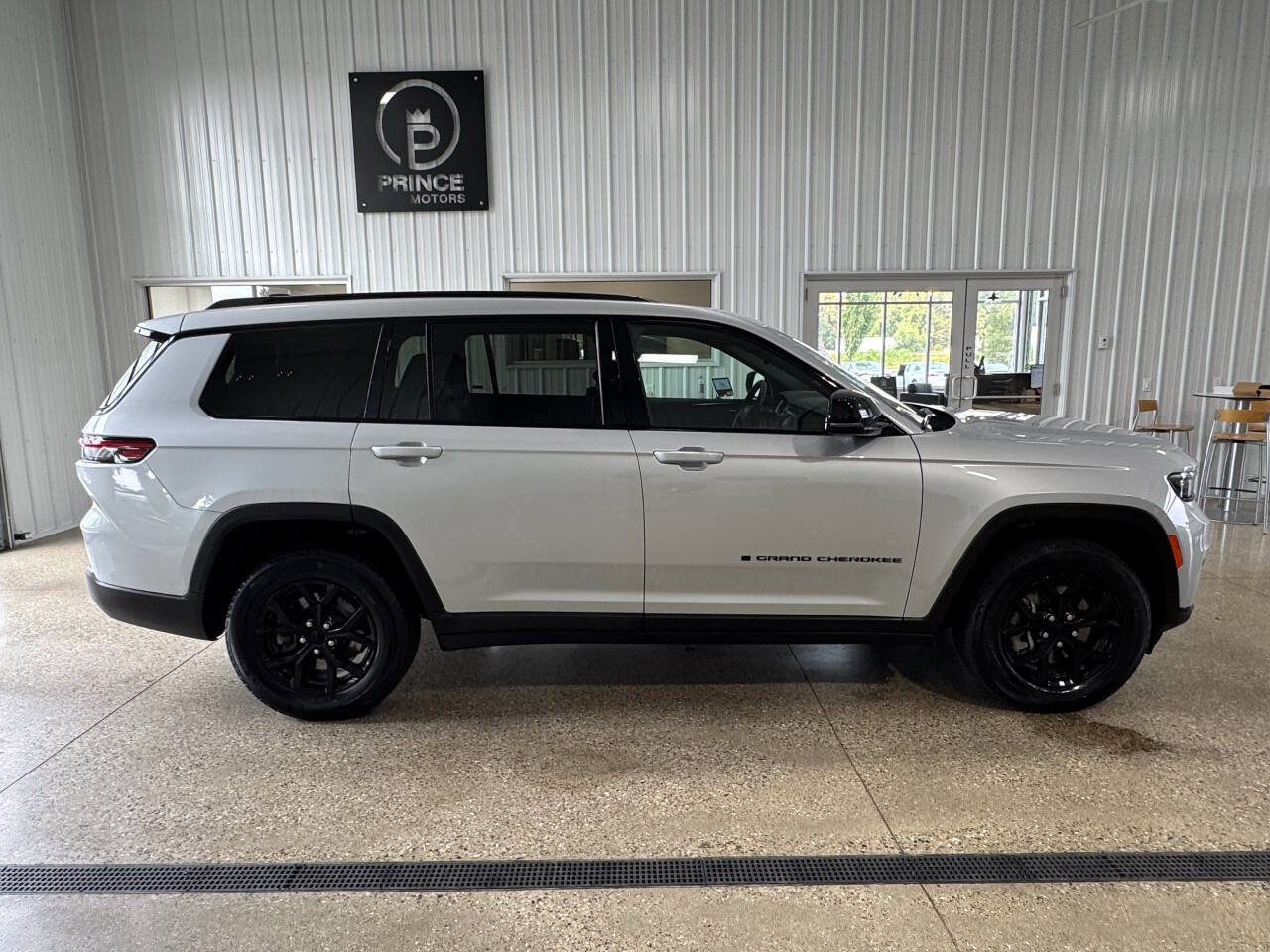 Used 2024 Jeep Grand Cherokee L Laredo image 13