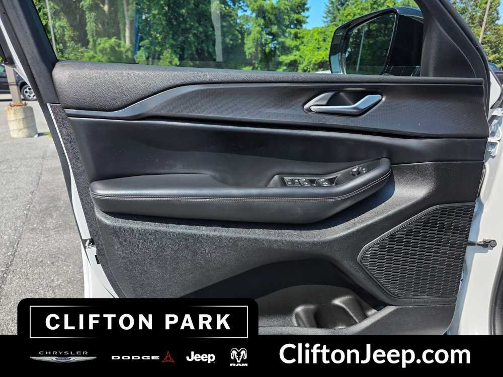 Used 2023 Jeep Grand Cherokee Altitude AWD/4WD image 9