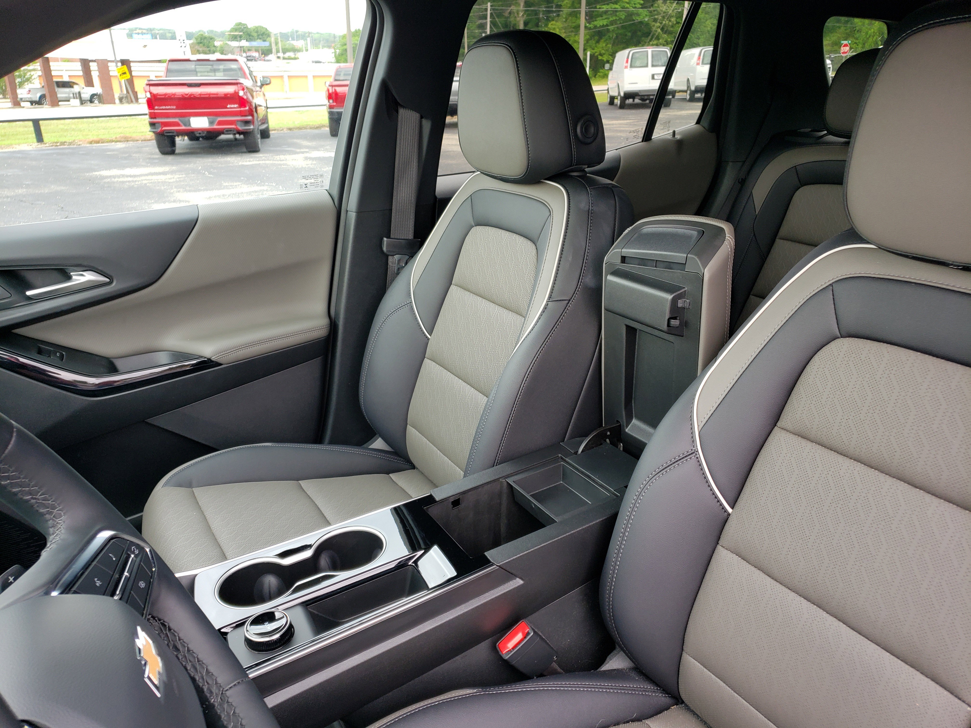 Used 2026 Chevrolet Equinox LT w/ Convenience Package II FWD image 30