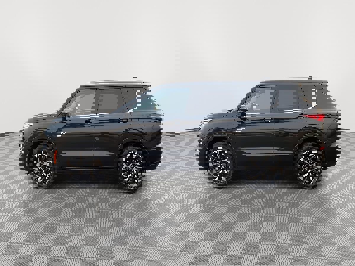 Used 2023 Mitsubishi Outlander SE image 4
