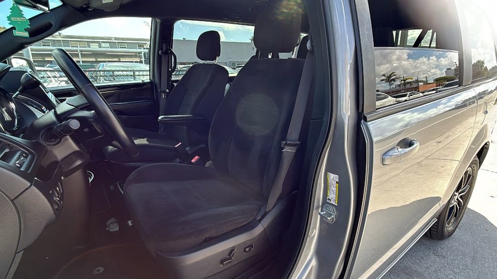 Used 2018 Dodge Grand Caravan SE image 22