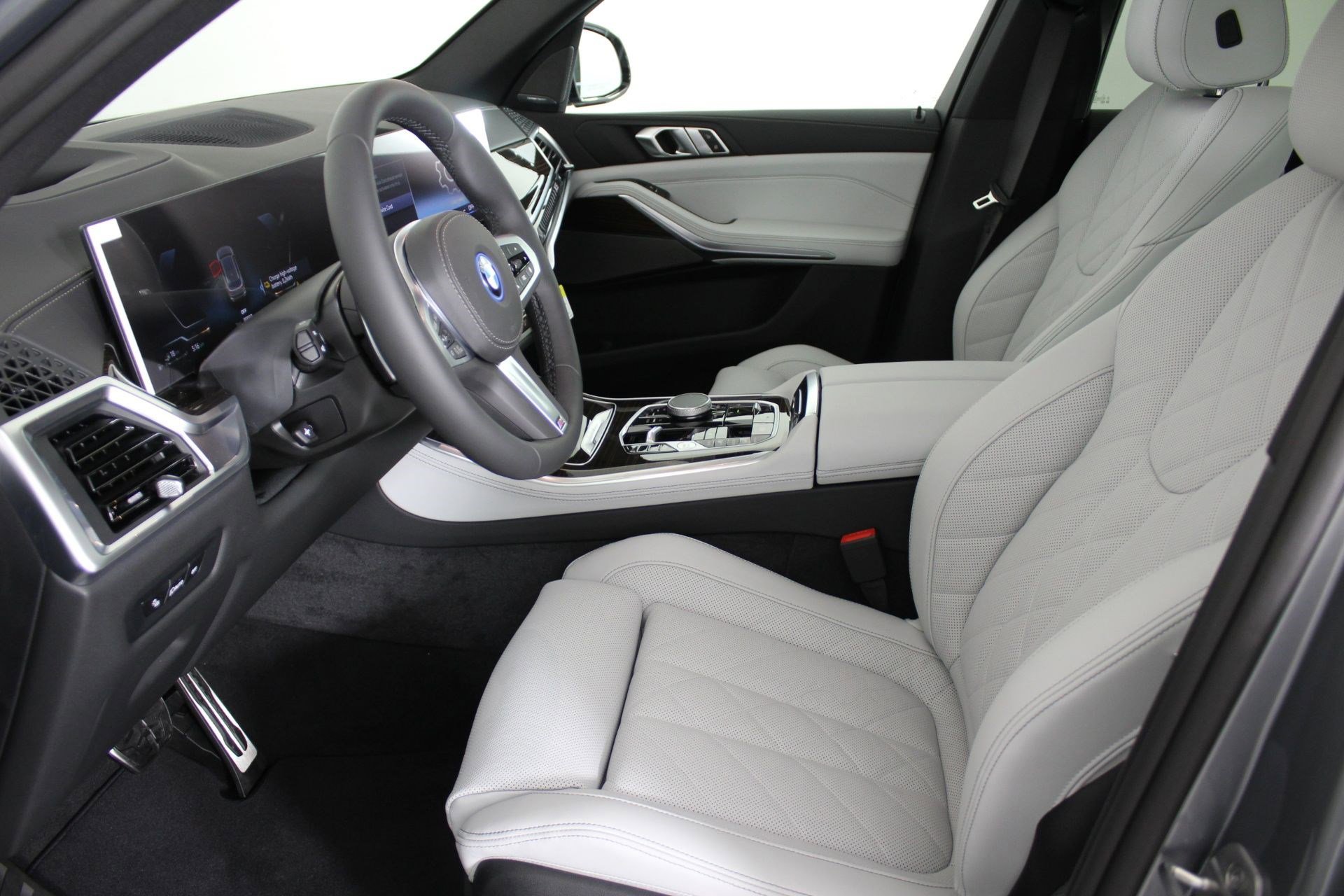 New 2026 BMW X5 xDrive50e w/ M Sport Package AWD/4WD image 5