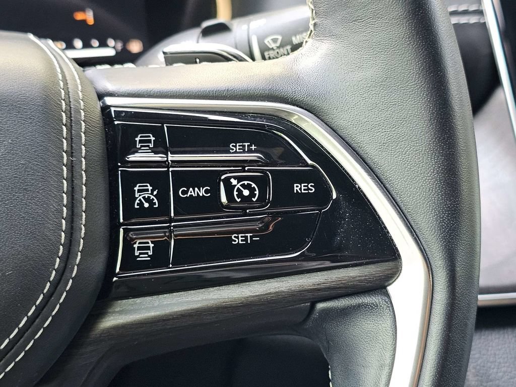 Used 2022 Jeep Grand Cherokee Overland w/ Luxury Tech Group IV AWD/4WD image 29