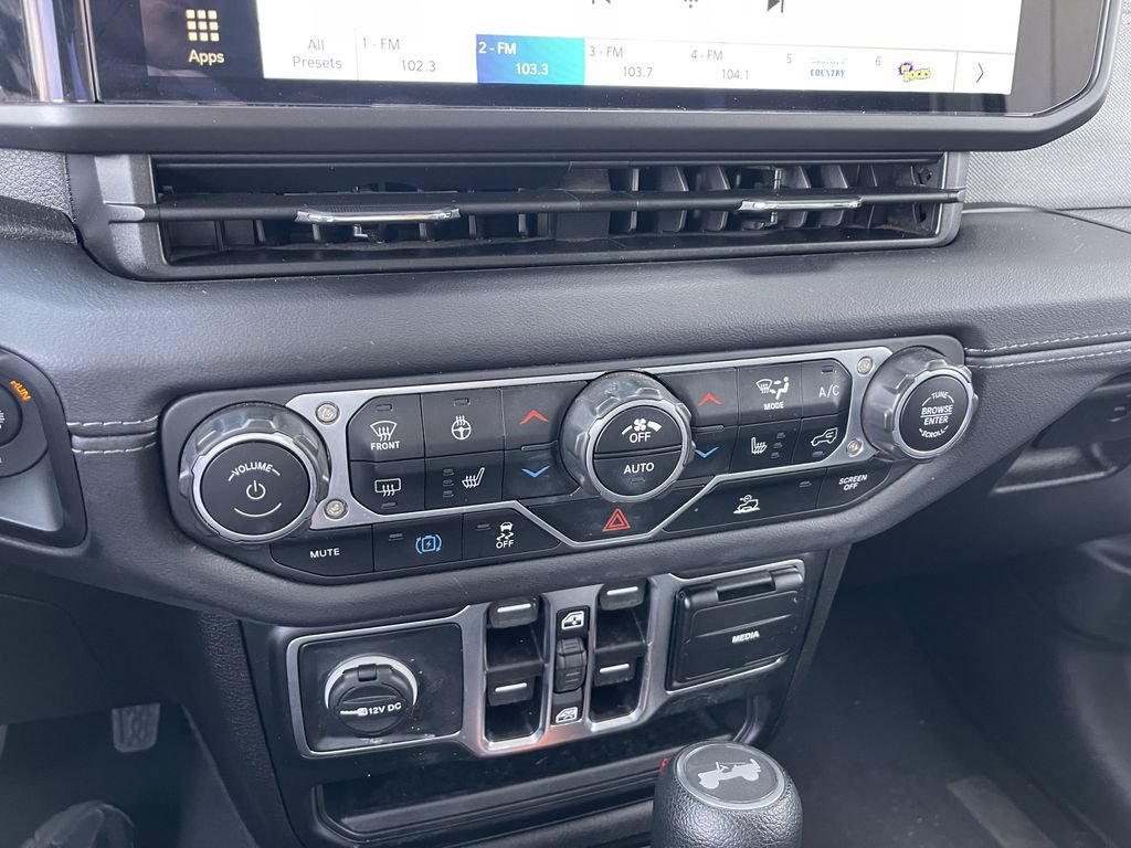 Used 2024 Jeep Wrangler Unlimited Sahara AWD/4WD image 28