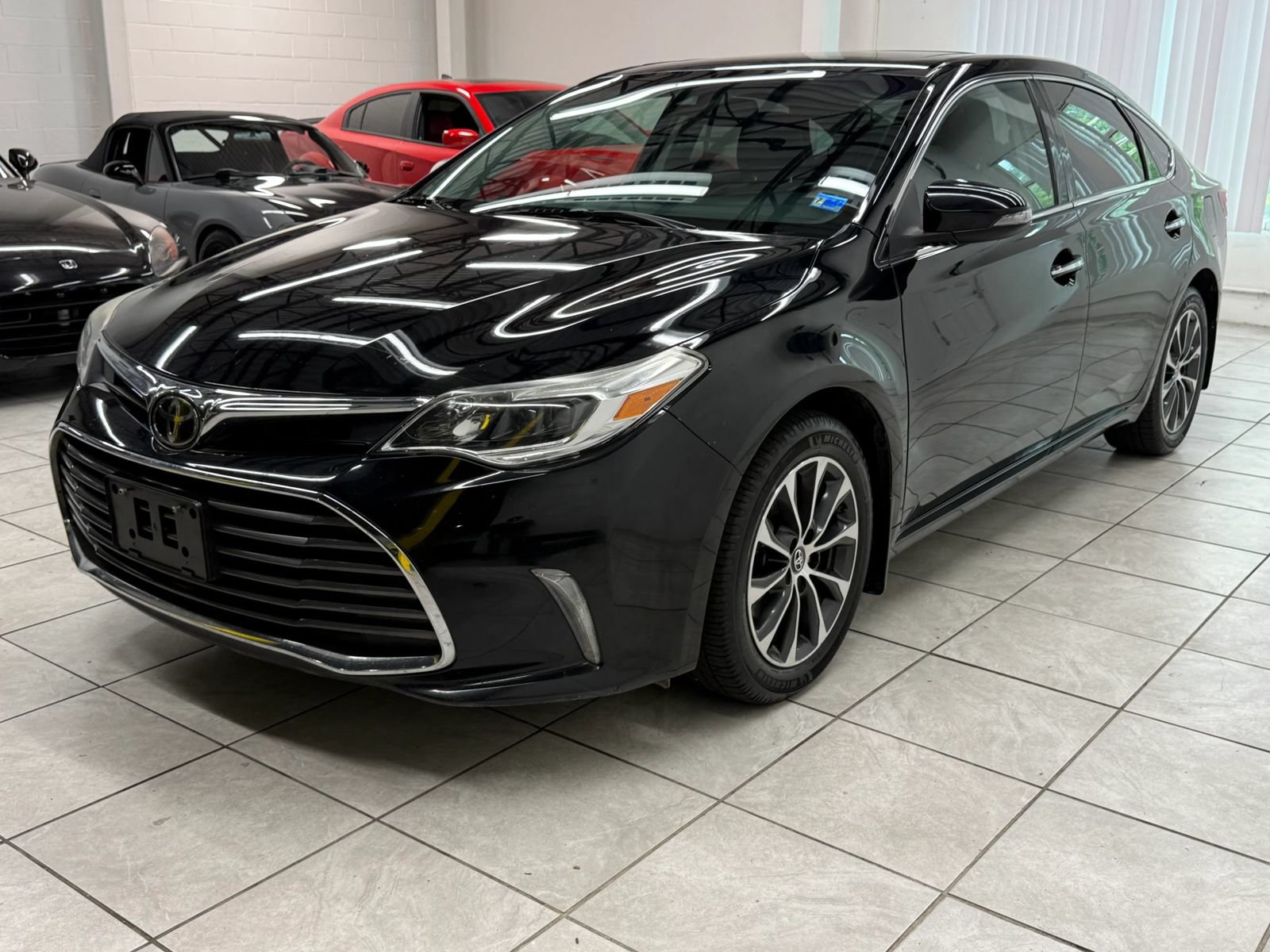 Used 2018 Toyota Avalon XLE Premium FWD image 3