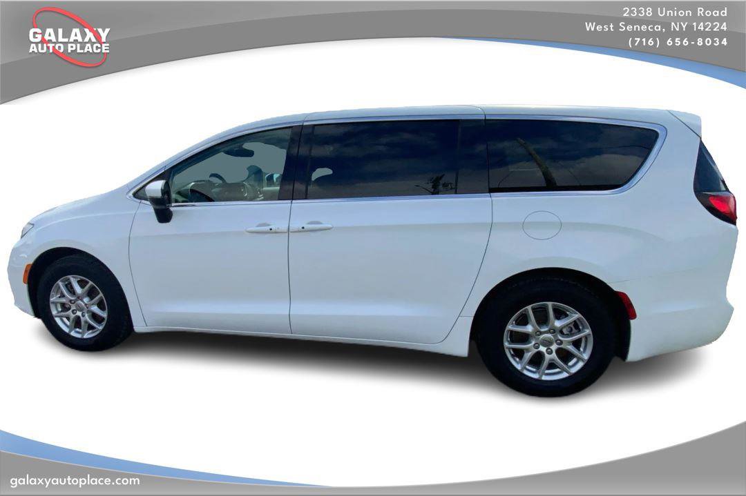 Used 2023 Chrysler Pacifica Touring-L FWD image 8