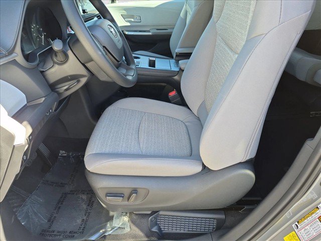 Used 2026 Toyota Sienna LE AWD/4WD image 15