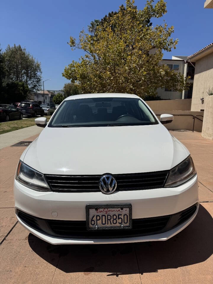 Used 2011 Volkswagen Jetta SE FWD image 2