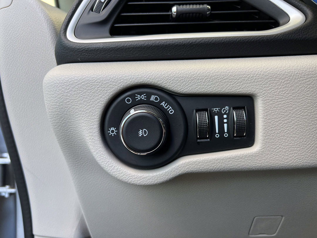 Used 2024 Chrysler Pacifica Touring-L image 21