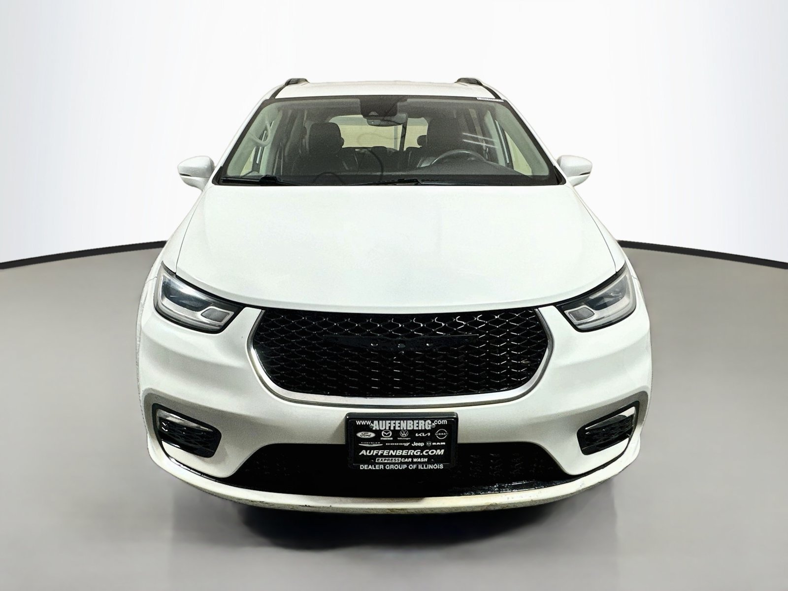 Used 2022 Chrysler Pacifica Touring-L FWD image 2