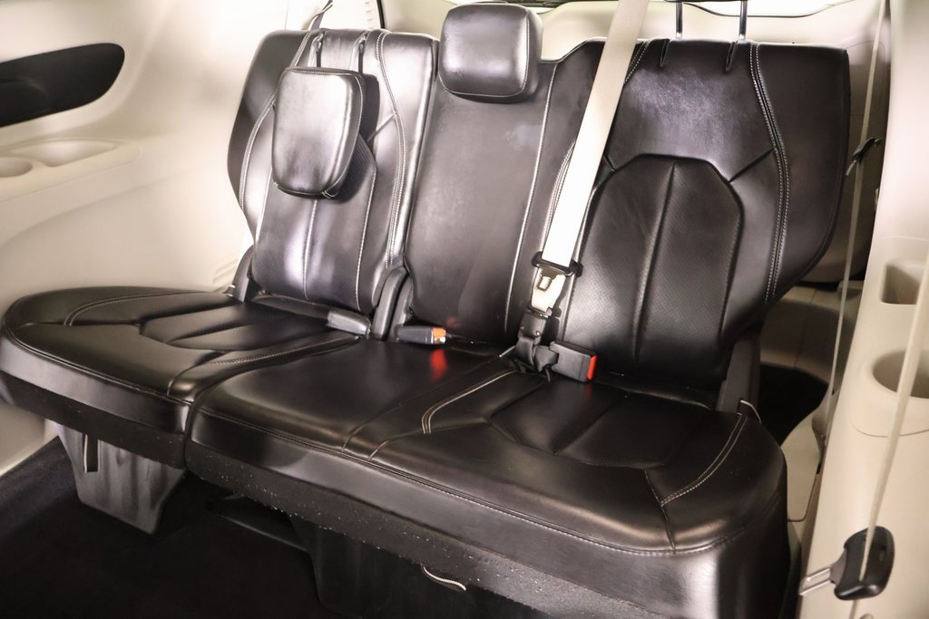 Used 2023 Chrysler Pacifica Touring-L image 12