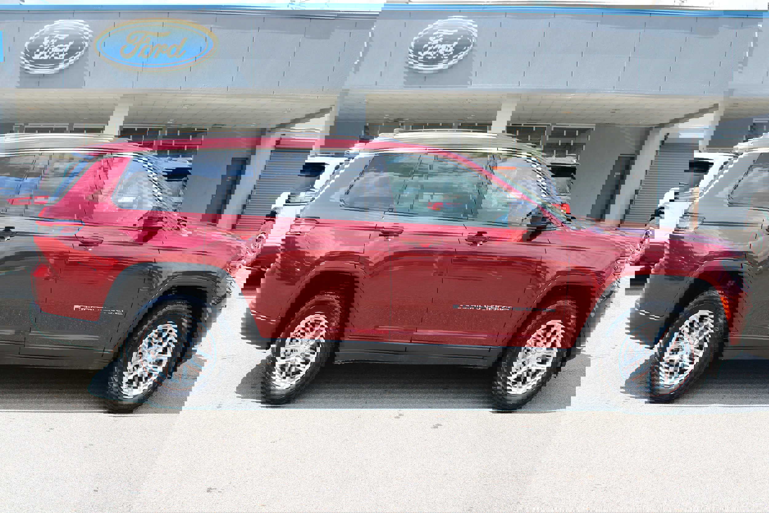 Used 2024 Jeep Grand Cherokee L Laredo image 2