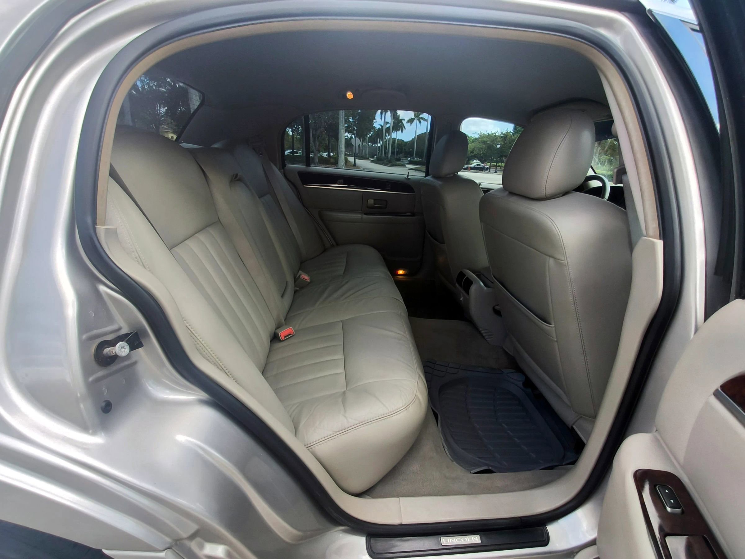 Used 2006 Lincoln Town Car Signature image 32