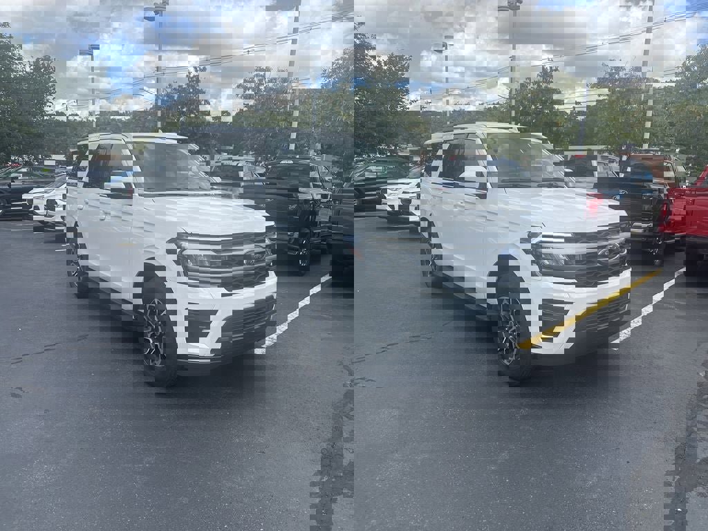 Used 2024 Ford Expedition Max XLT image 3