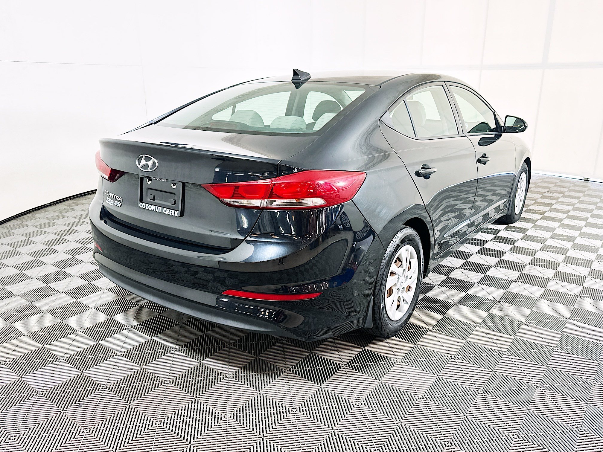 Used 2018 Hyundai Elantra SE w/ SE Connectivity Package 04 FWD image 3