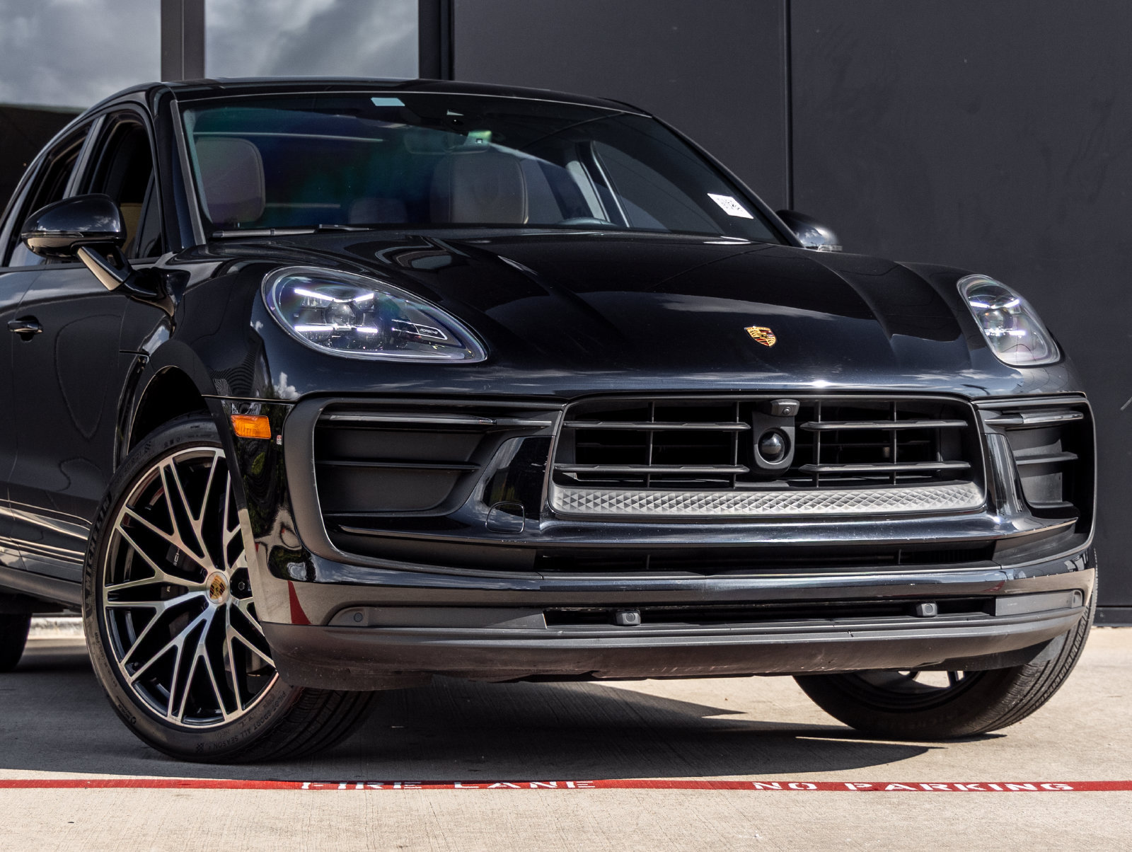 Used 2024 Porsche Macan AWD/4WD image 9