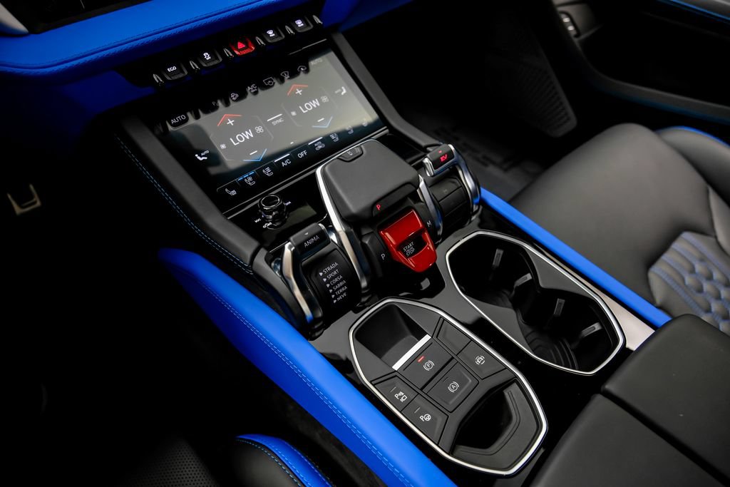 Used 2025 Lamborghini Urus SE AWD/4WD image 34