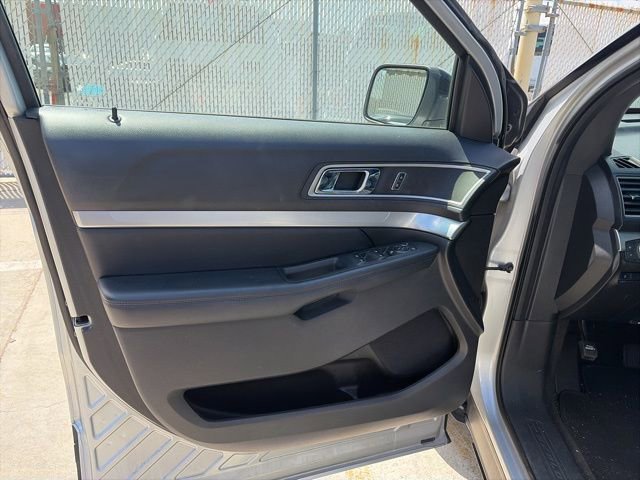 Used 2017 Ford Explorer XLT w/ Equipment Group 202A FWD image 32