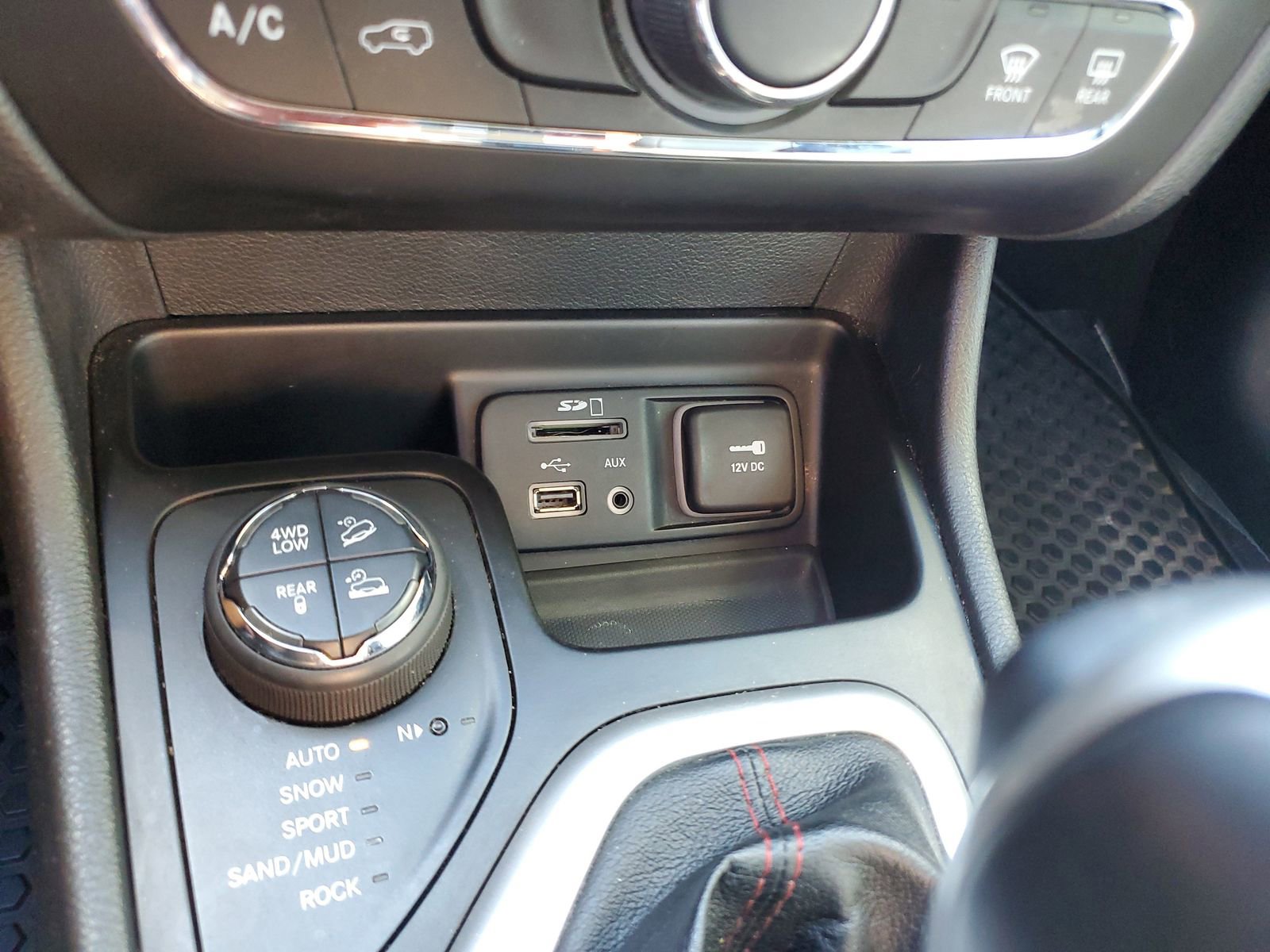 Used 2014 Jeep Cherokee Trailhawk w/ Leather Interior Group AWD/4WD image 27