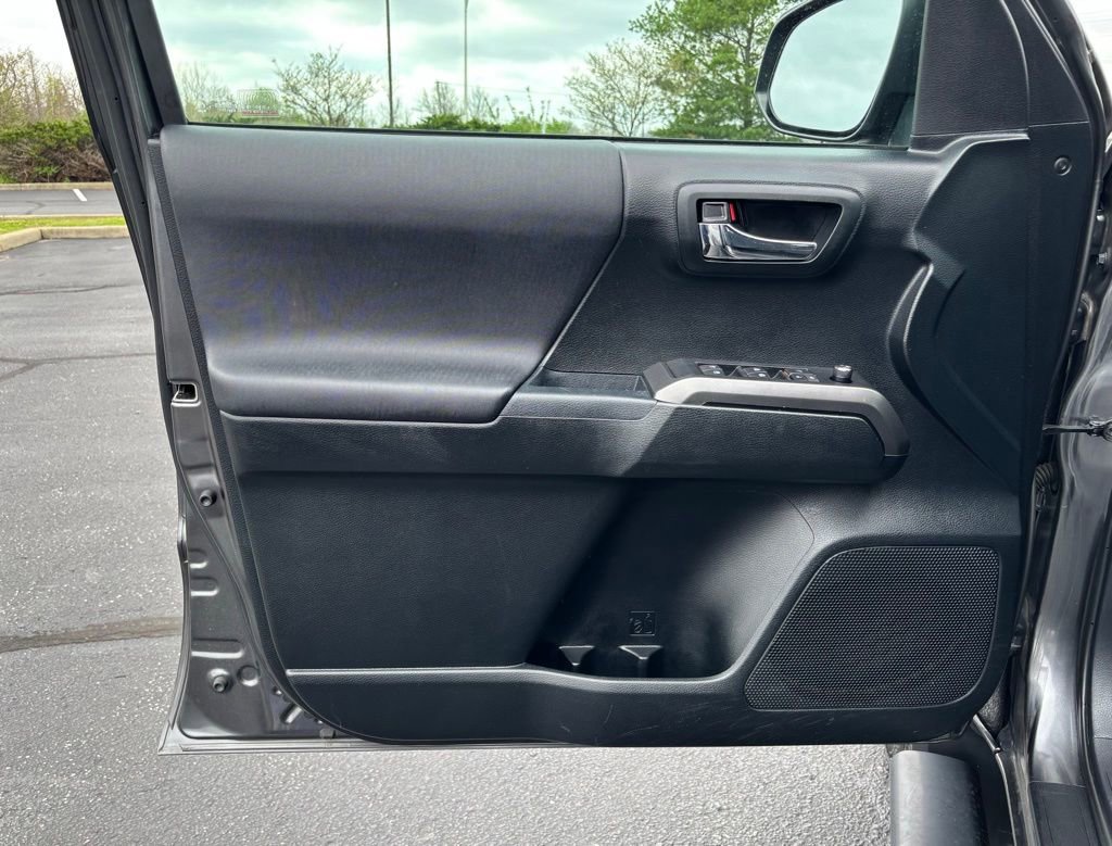 Used 2017 Toyota Tacoma TRD Off-Road w/ Tow Package (A/T) image 12