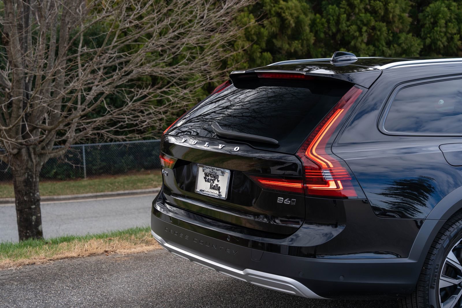 Used 2023 Volvo V90 B6 Cross Country Plus image 11