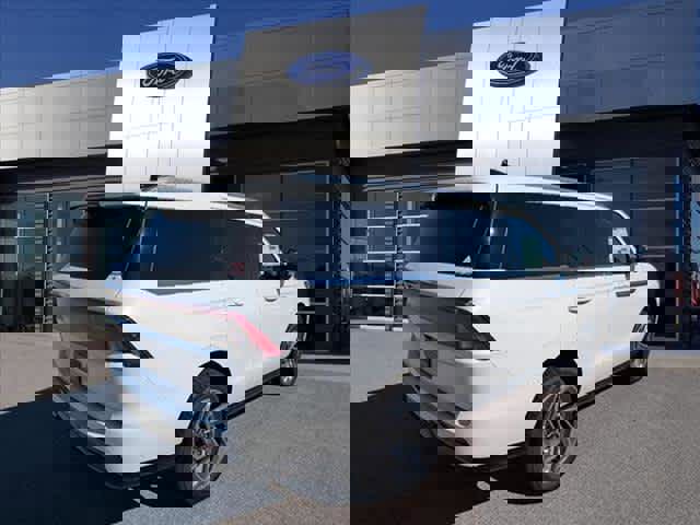 New 2025 Lincoln Navigator Reserve image 2