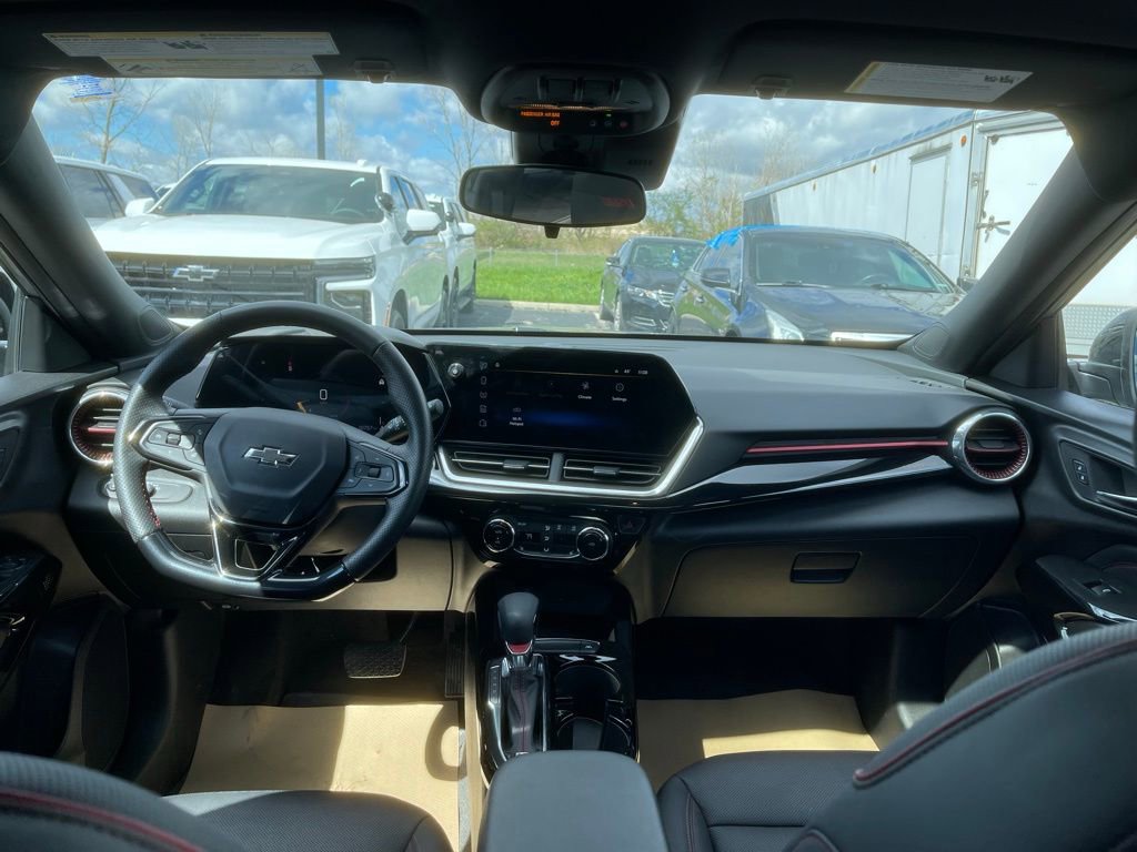 Used 2024 Chevrolet Trax RS w/ Sunroof Package FWD image 21