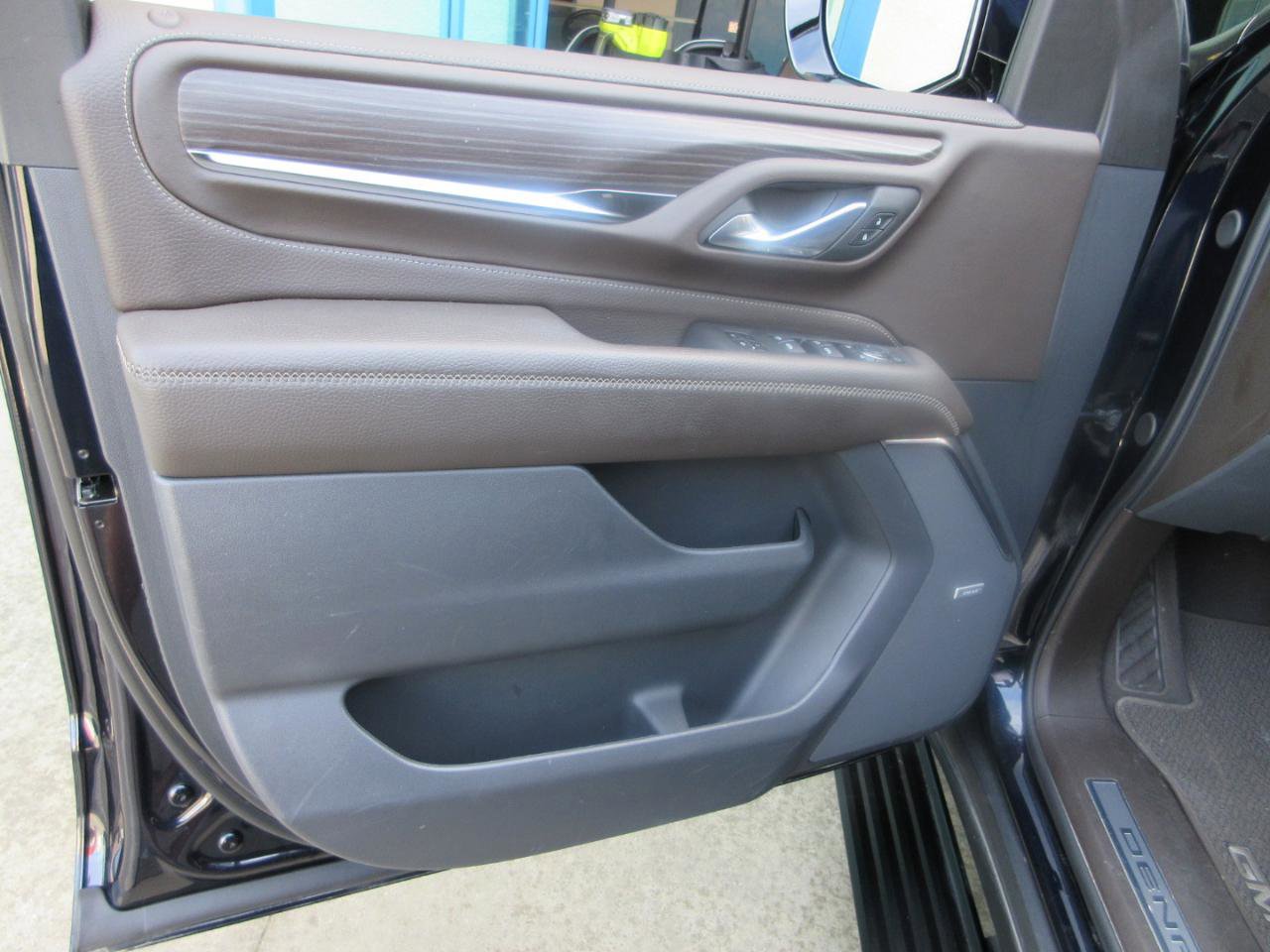 Used 2024 GMC Yukon Denali w/ Advanced Technology Package image 5