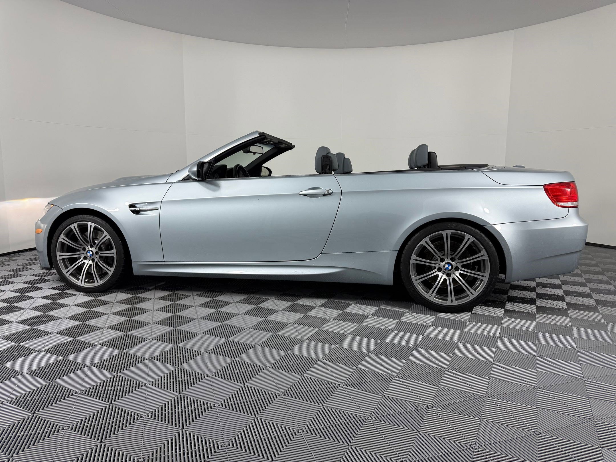 Used 2010 BMW M3 Convertible image 2