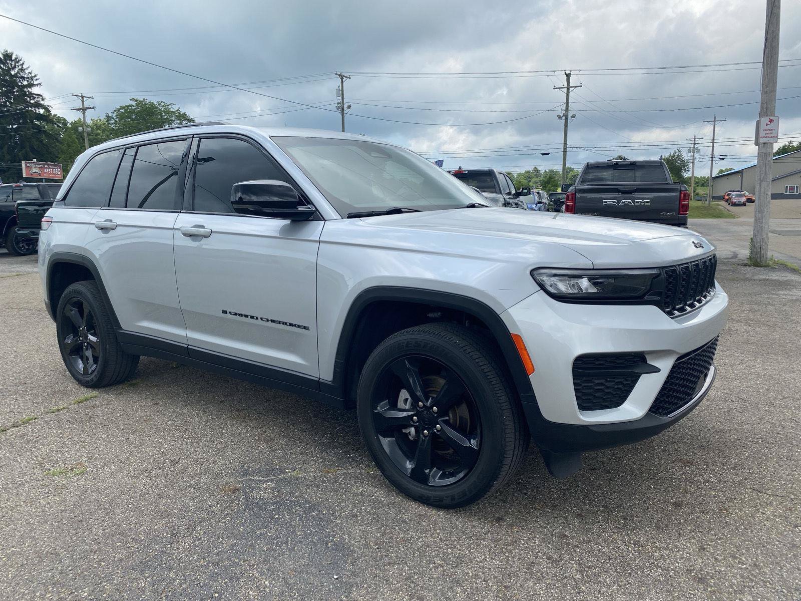 Used 2023 Jeep Grand Cherokee Altitude AWD/4WD image 7